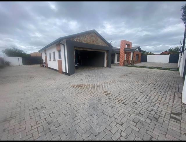 4 BEDROOM HOUSE FOR SALE IN AERORAND